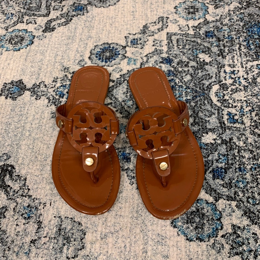 Sandals/ flip flops